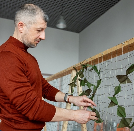 В СПбГУТ прошёл мастер-класс по плетению маскировочных сетей