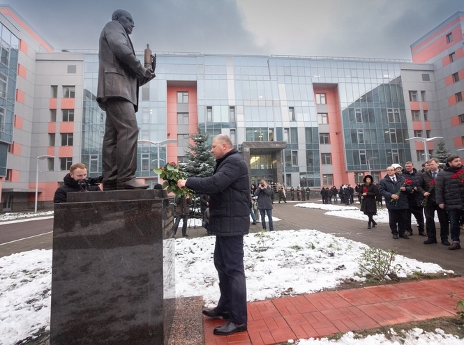 В СПбГУТ открыли памятник М. А. Бонч-Бруевичу