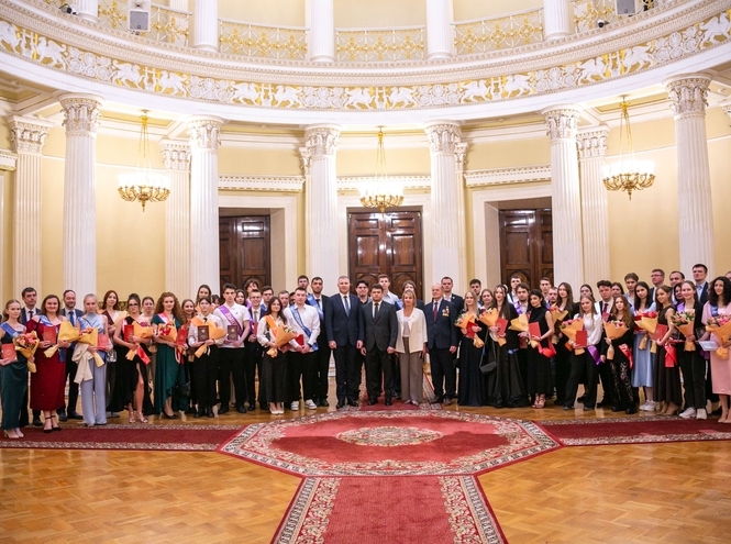 В Мариинском дворце прошла церемония чествования лучших выпускников СПбГУТ